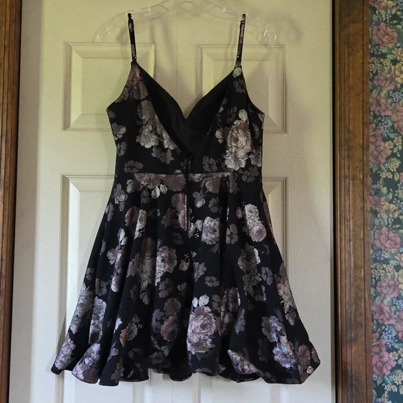 Black  (Junior's) Dress - Picture 3 of 7